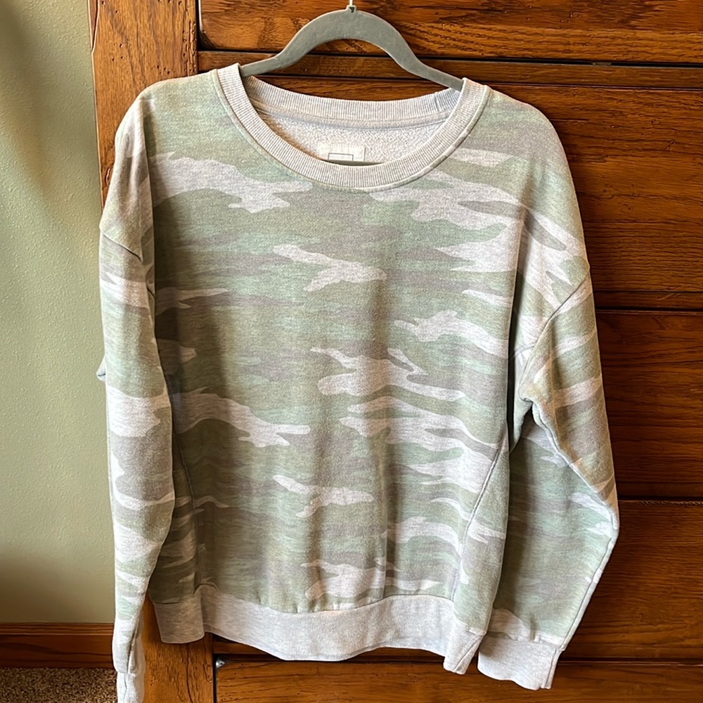 Camo sweatshirt size M